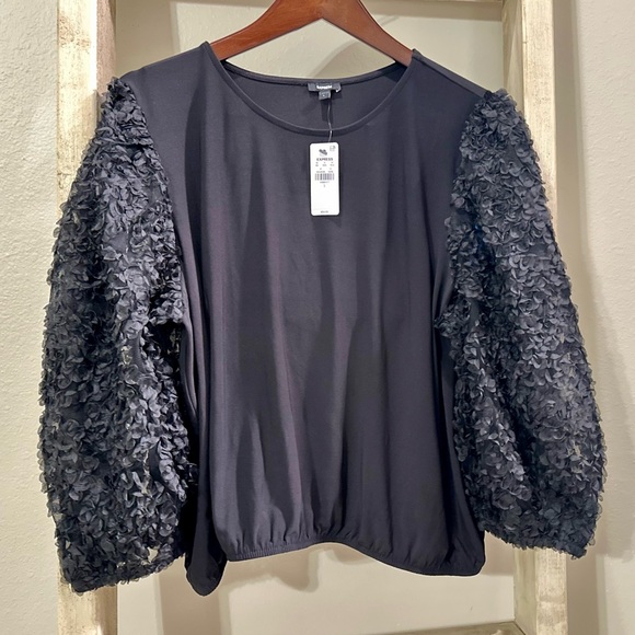 NWT EXPRESS Skimming Textured Floral Puff Sleeve Tee Black Women- Size L - Picture 6 of 10